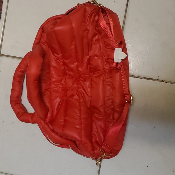 NEW Estee Lauder Women's Red Weekender Bag Travel Bag Tote Bag+Shoulder Strap - Picture 1 of 5